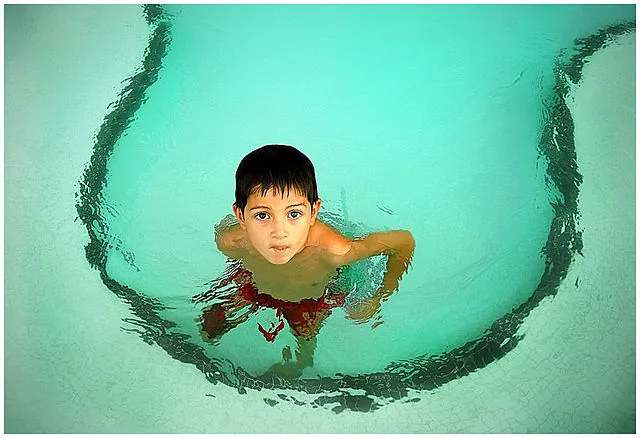 640px-Child_in_swimming_pool-1