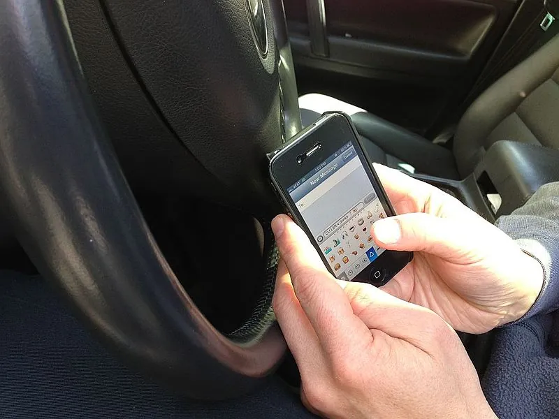 800px-Texting_while_Driving_March_28_2013