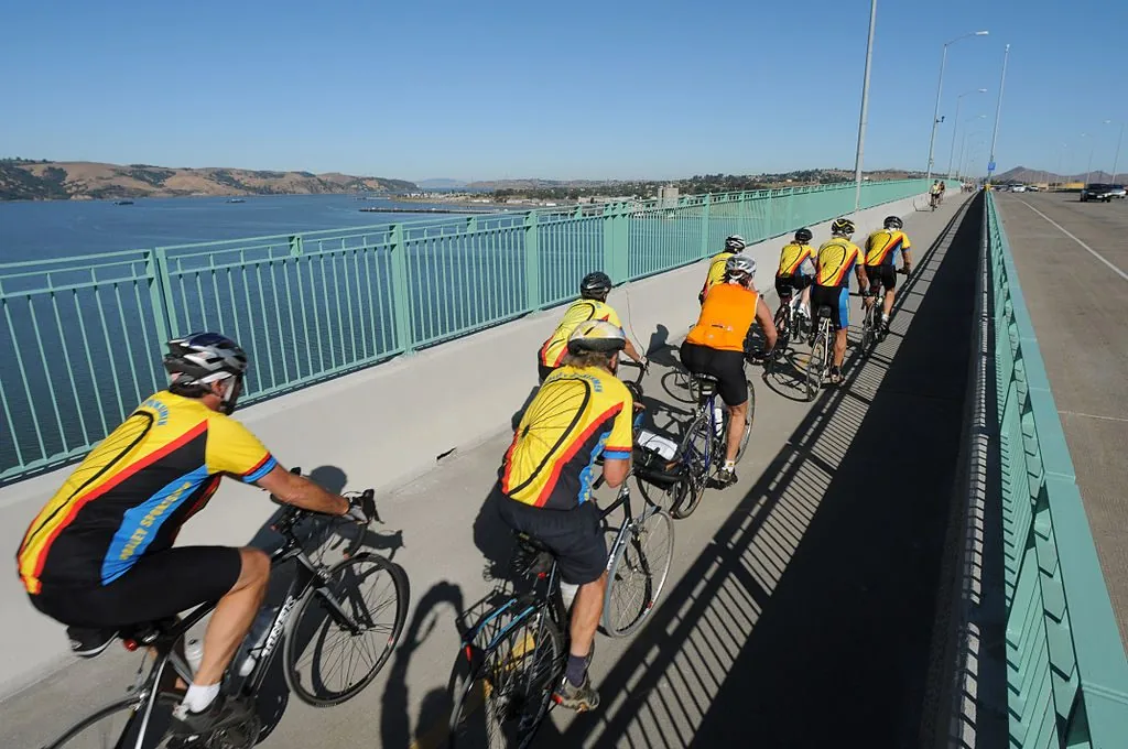 1024px-Benicia-Martinez_Bridge_bicyclists-1024x680