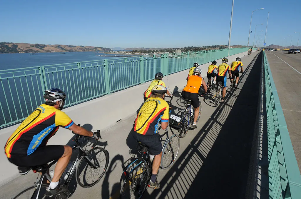 1024px-Benicia-Martinez_Bridge_bicyclists