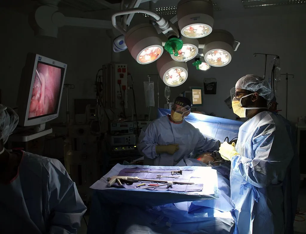 Laparoscopic_surgery_in_Afghanistan_141130-N-JY715-332-1024x784