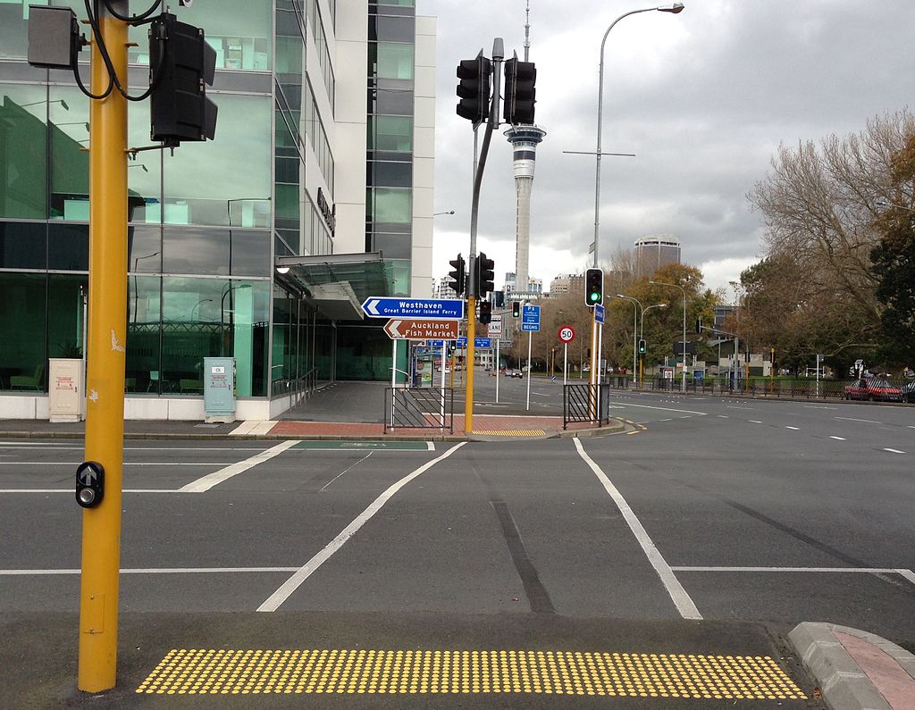 Pedestrian_crossing_with_pavement_markers