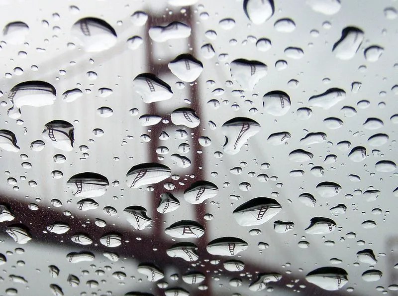 800px-Refraction_of_Golden_Gate_Bridge_in_rain_droplets_1