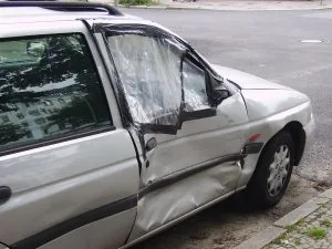 1024px-Damaged_car_door-300x225
