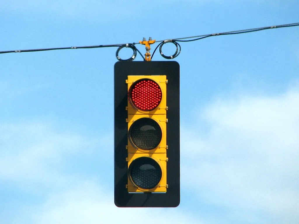 1024px-LED_traffic_light_on_red