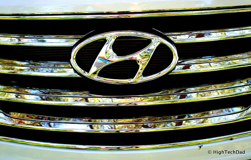 Front_Emblem_-_2014_Hyundai_Santa_Fe_Limited_15657093994