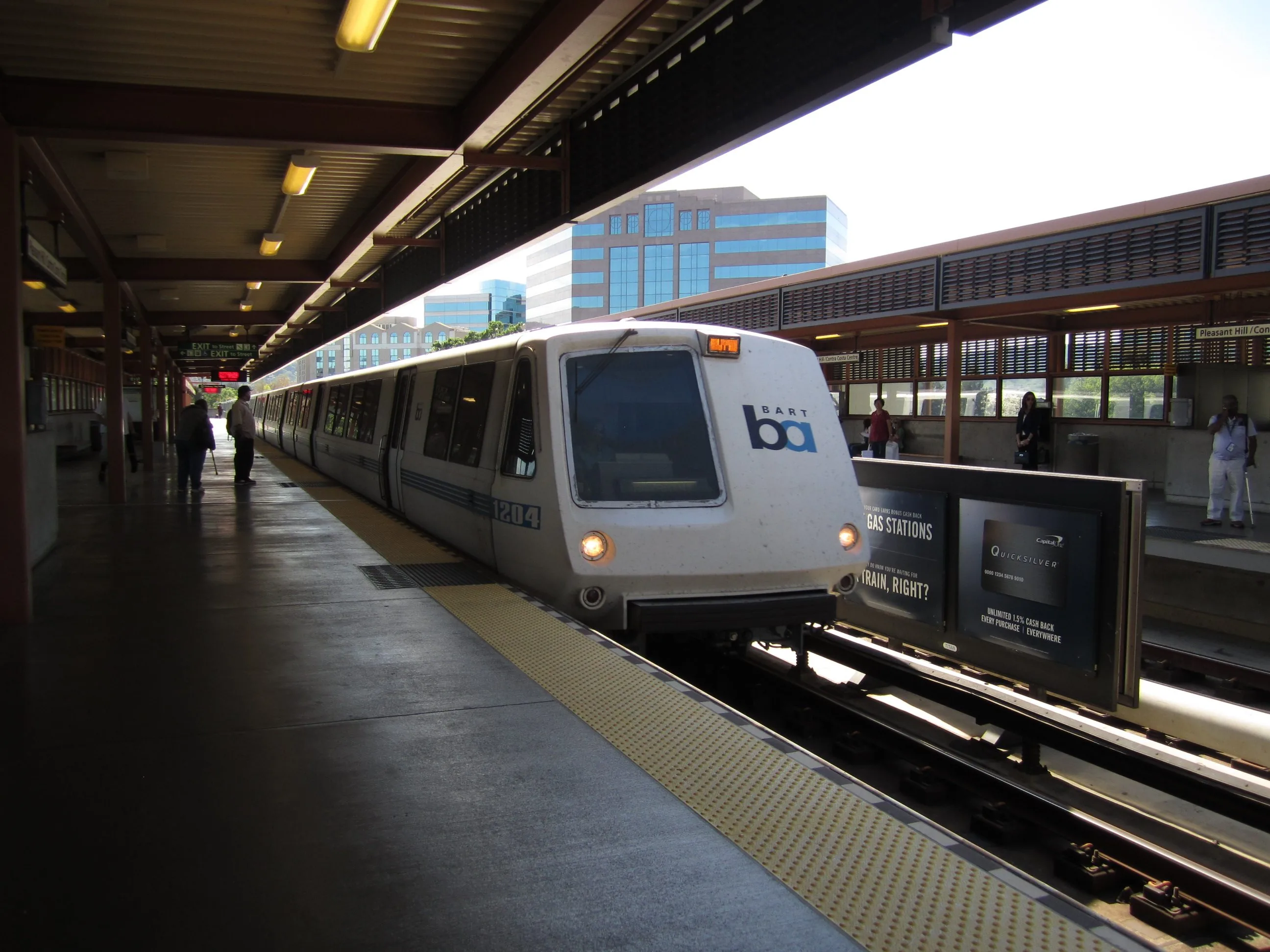 BART_Train_at_Pleasant_Hill_Station